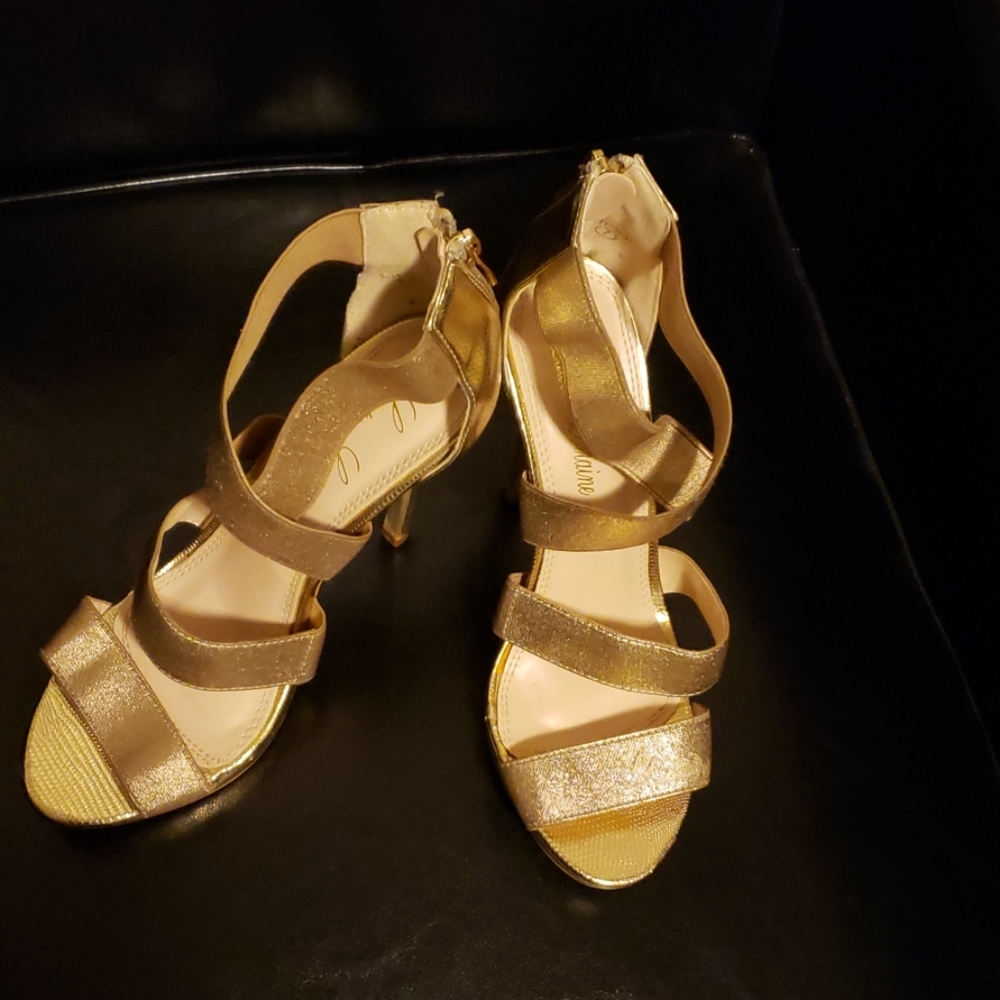 Ladies strappy pumps